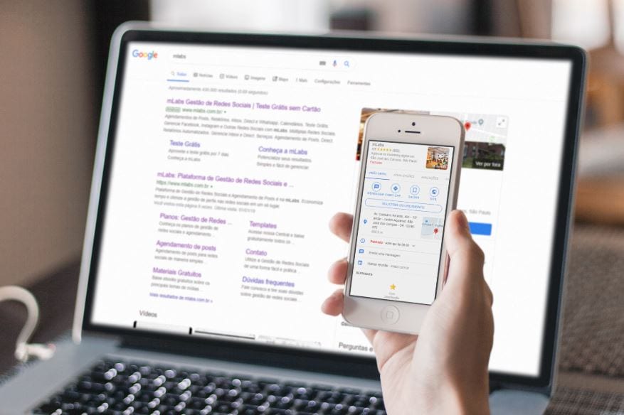 Pessoa usando o celular para buscar em um mapa